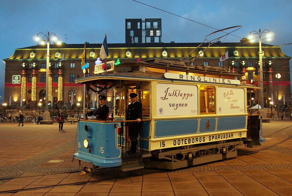 Julklappsvagnen kör vid Göteborgs Centralstation
