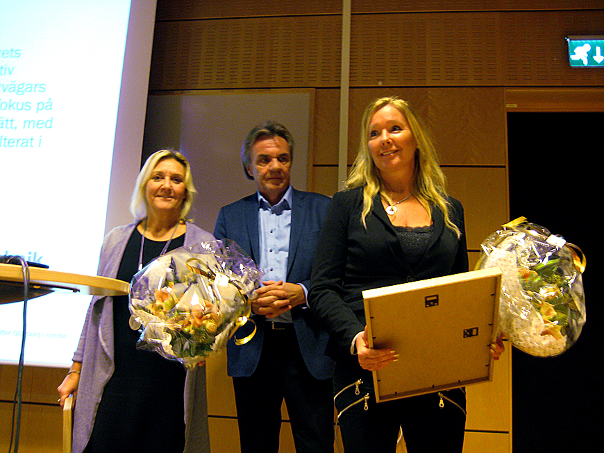 Anna Severin och Carina Tallberg på Göteborgs Spårvägars affärsenhet Teknik tar emot priset för Årets Förbättring 2014