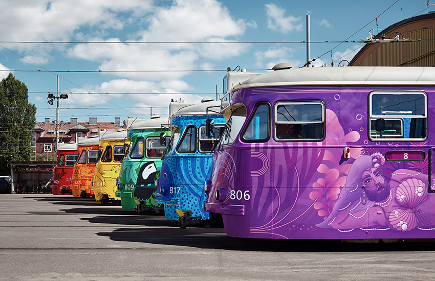 I konstmanifestationen ”Stolta spårvagnar” har Västtrafik låtit konstnärer måla var sin spårvagn, i Pride-flaggans respektive färg.