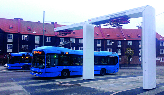 Bild på två elbussar