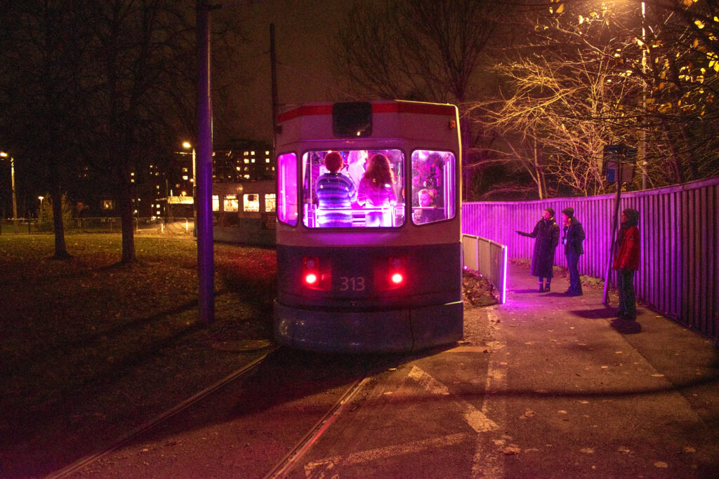 Klockan 17:07 rullade vagn 313 ut från Marklandsgatan med artisterna Raghd & Jelly Crystal. Foto: Robert Lindberg/GS