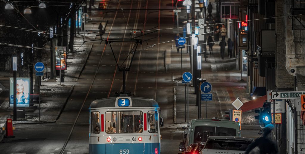Bild på spårvagn i trafik. Fotograf Ulrik Fallström.