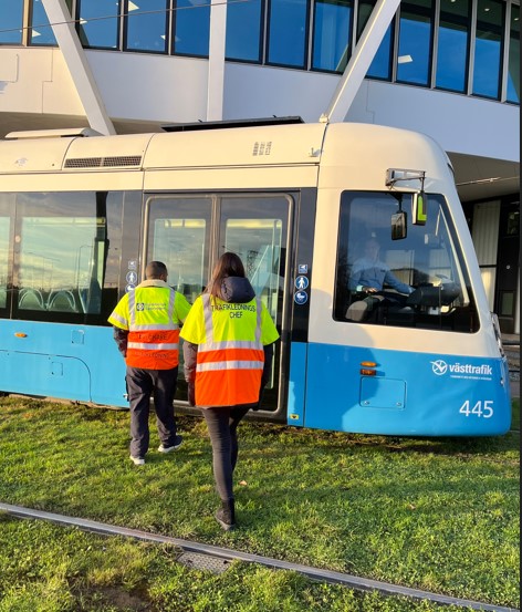 Medarbetare kliver på spårvagn i vändslingan i Mölndal