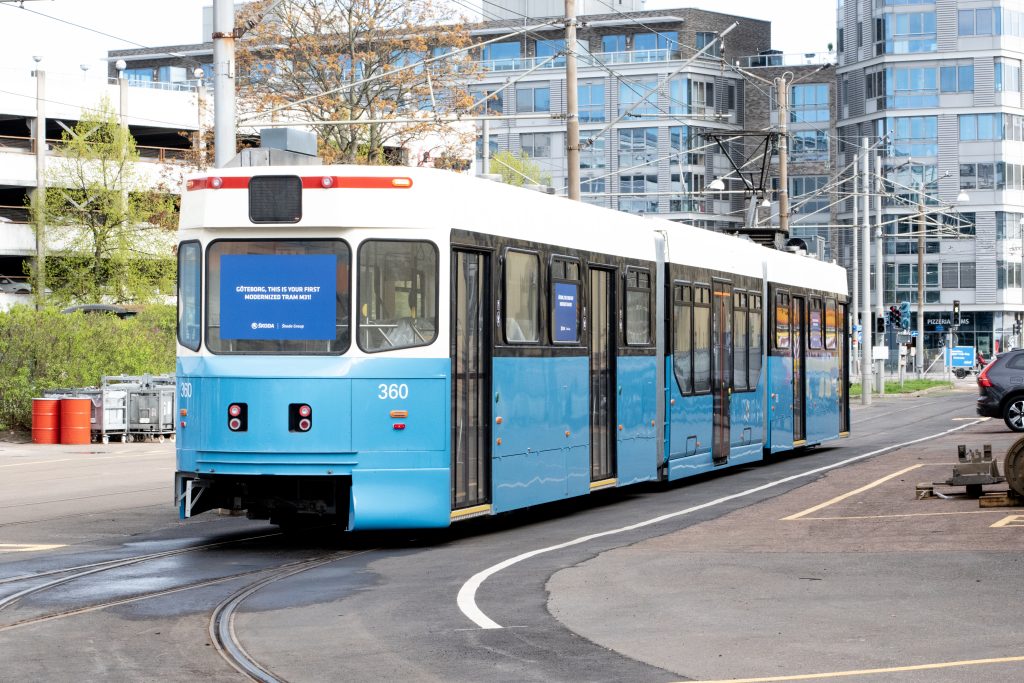 En blå och vit spårvagn av modell M31B står parkerad vid Göteborgs Spårvägars depå Rantorget. På vagnen står numret 360. Dörrar och fönster har svart inramning