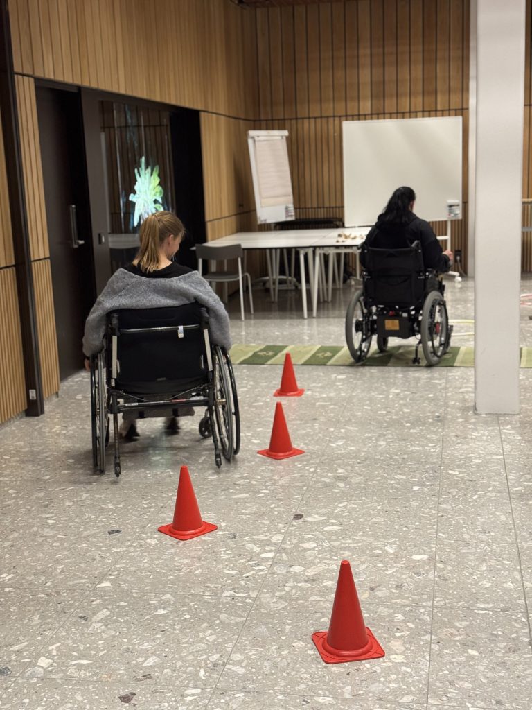 Medarbetare på Göteborgs Spårvägar fick testa att använda rullstol och permobil för att navigera sig runt hinder.