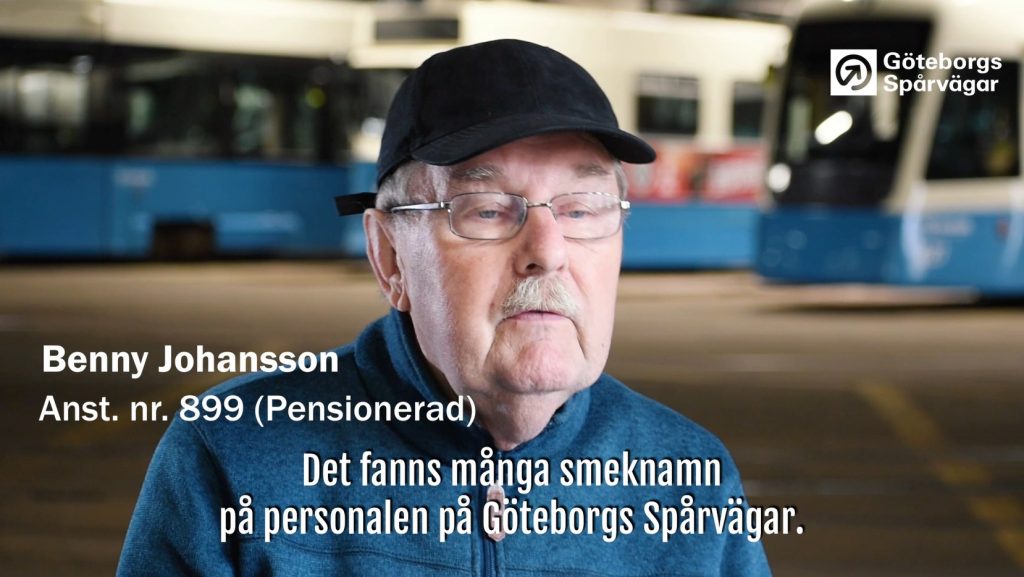 Herre med keps i spårvagnsdepå