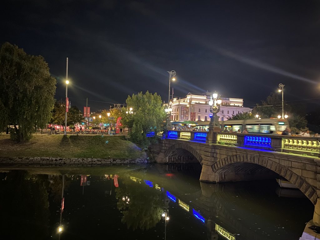 Kungsportsbron i Göteborg på natten.