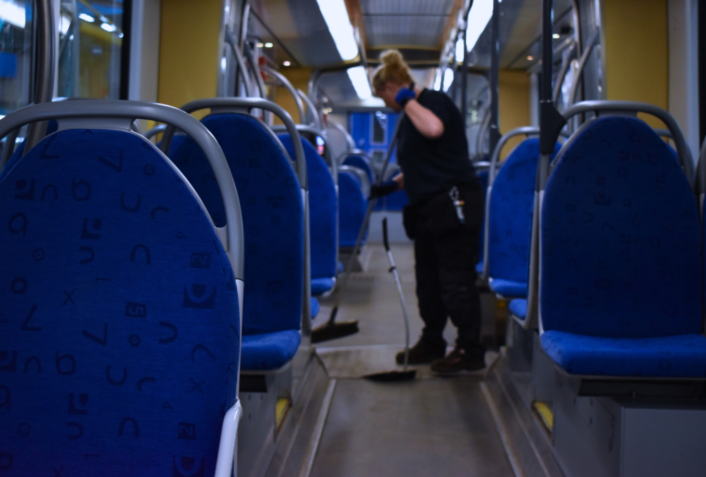 Resenärsmiljötekniker städar och kontrollerar spårvagnarna.