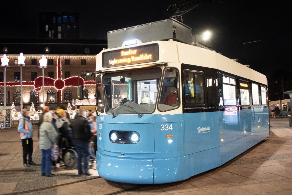 Spårvagn av modellen M31B på Drottningtorget i Göteborg kvällstid. Foto: Robert Lindberg/GSAB