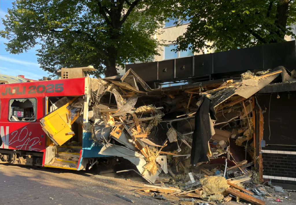 spårvagn som krockat med en byggnad